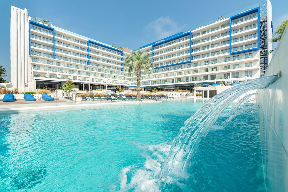 L'Azure Hotel 4*